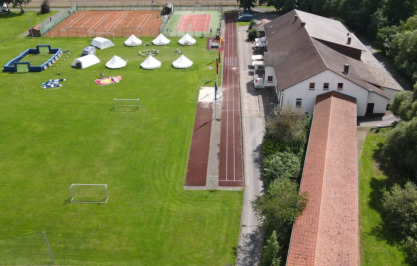 Luftaufnahme der Sporthalle und des Sommercamps