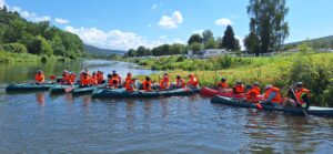 Jugendliche fahren Kanu auf der Weser