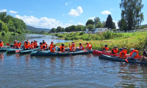 Jugendliche fahren Kanu auf der Weser