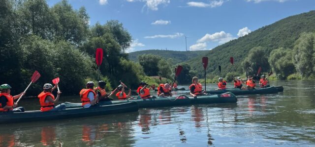 Jugendliche fahren Kanu auf der Weser