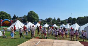 Die Kinder des Sommercamps tanzen