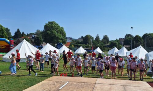 Die Kinder des Sommercamps tanzen