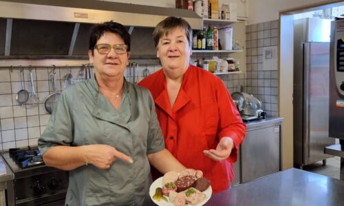 Gabi und Gertrud präsentieren einen Wursteteller