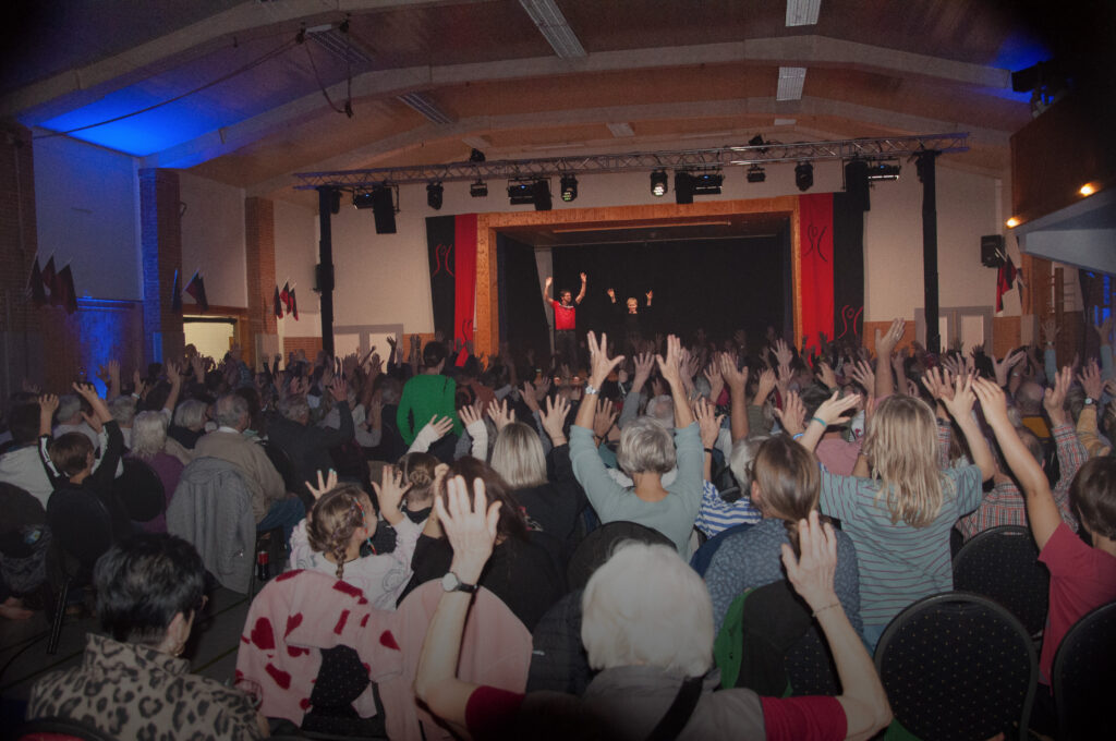 Tanz und Turnfestival, Menschen von hinten, Hände hoch