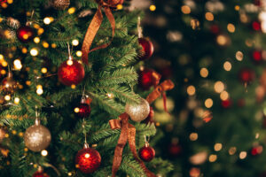 Weihnachtsbaum in warmen Licht mit Dekoration